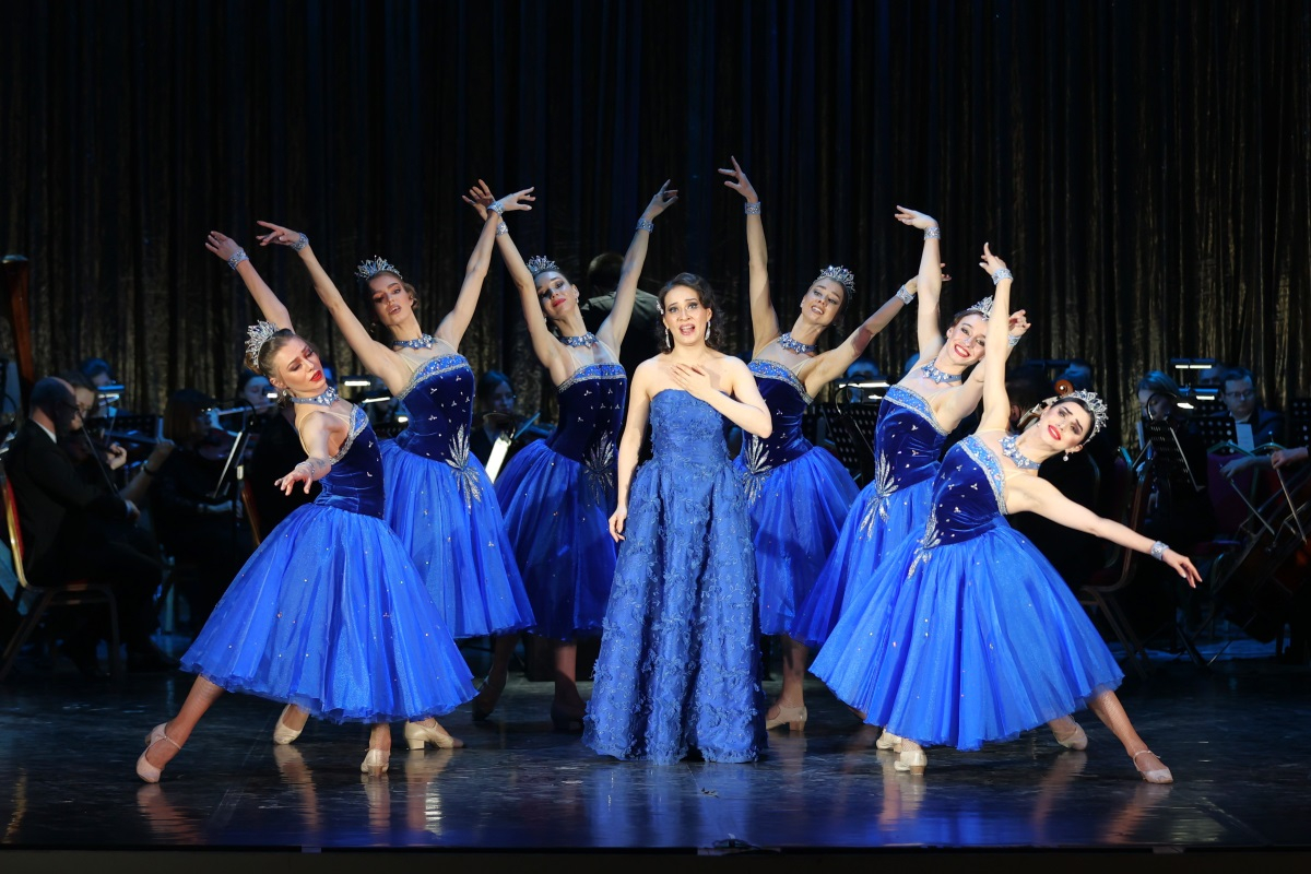 Виктория Мун и артистки балета